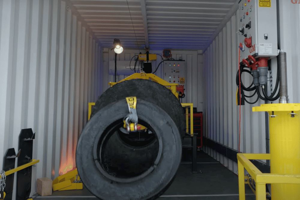GMH-098 Container Model — detailed view of the hydraulic run-flat changer system inside the container workspace