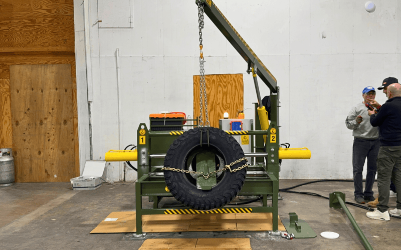 GMR-023 Workshop Model — front view showing tire mounting and chain lift operation